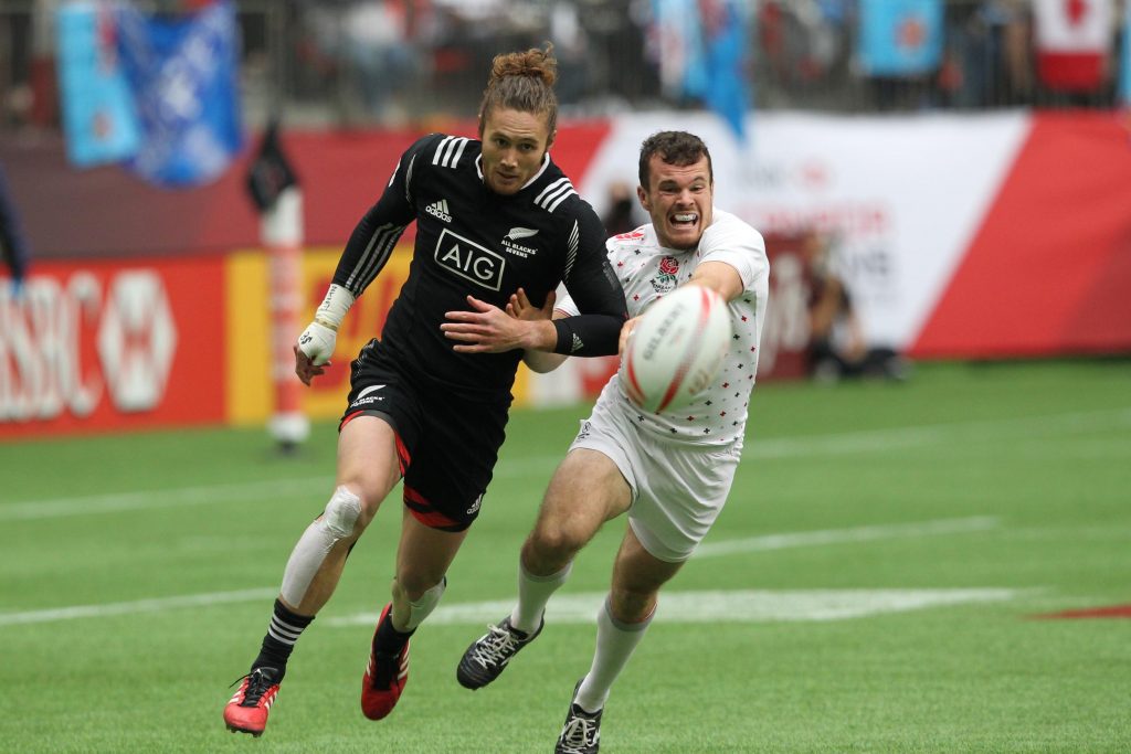 Gillies Kaka and Tom Bowen race for possession © World Rugby